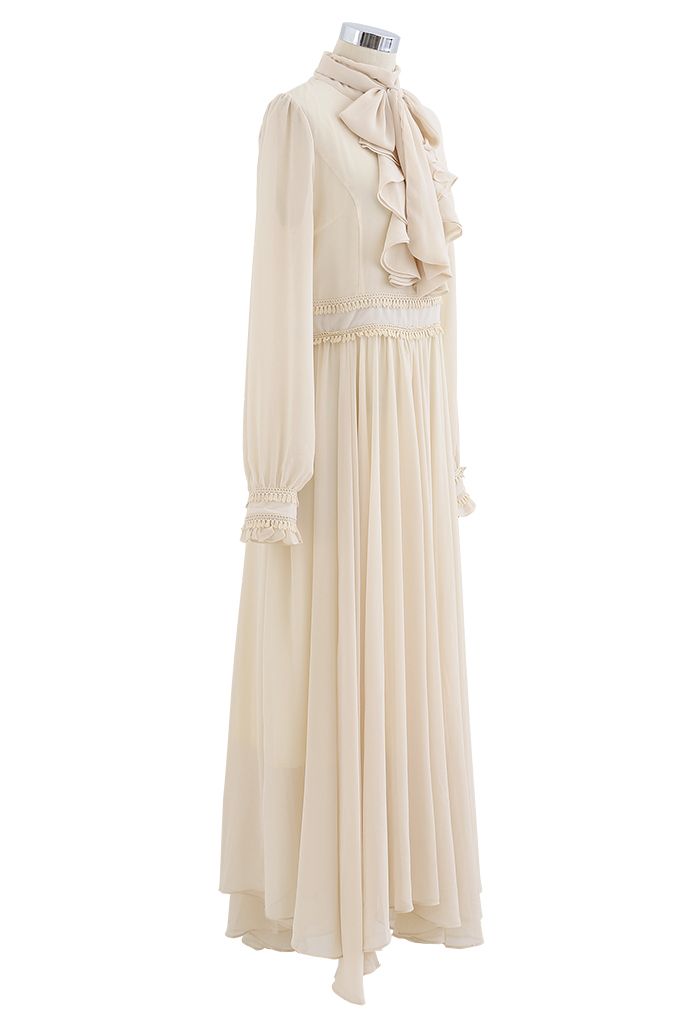 Robe longue asymétrique à volants et col foulard en crème