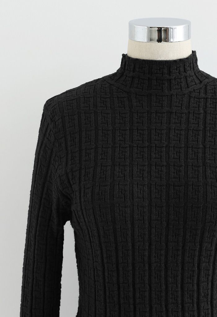 Haut ajusté en tricot à col haut et relief labyrinthe en noir
