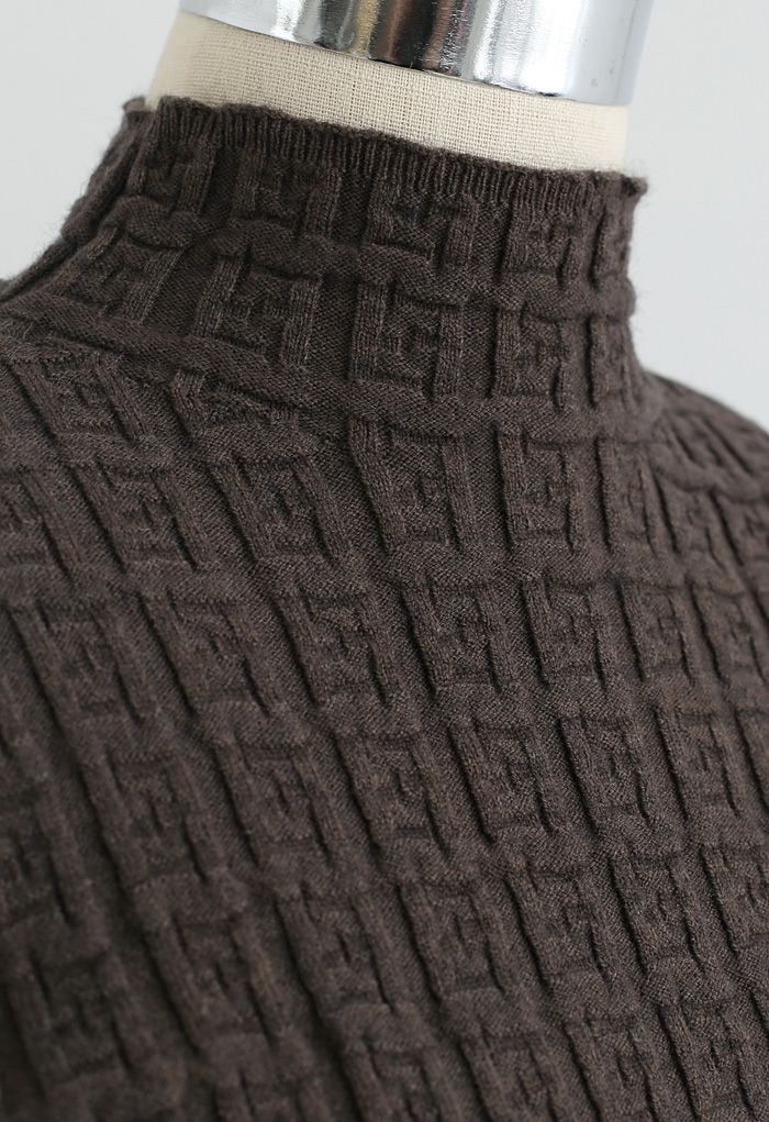 Haut en tricot ajusté à col haut et relief labyrinthe en marron