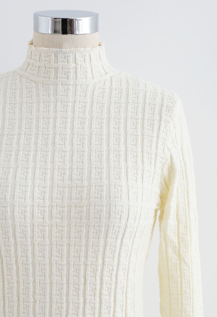 Haut ajusté en tricot à col haut et relief labyrinthe en crème