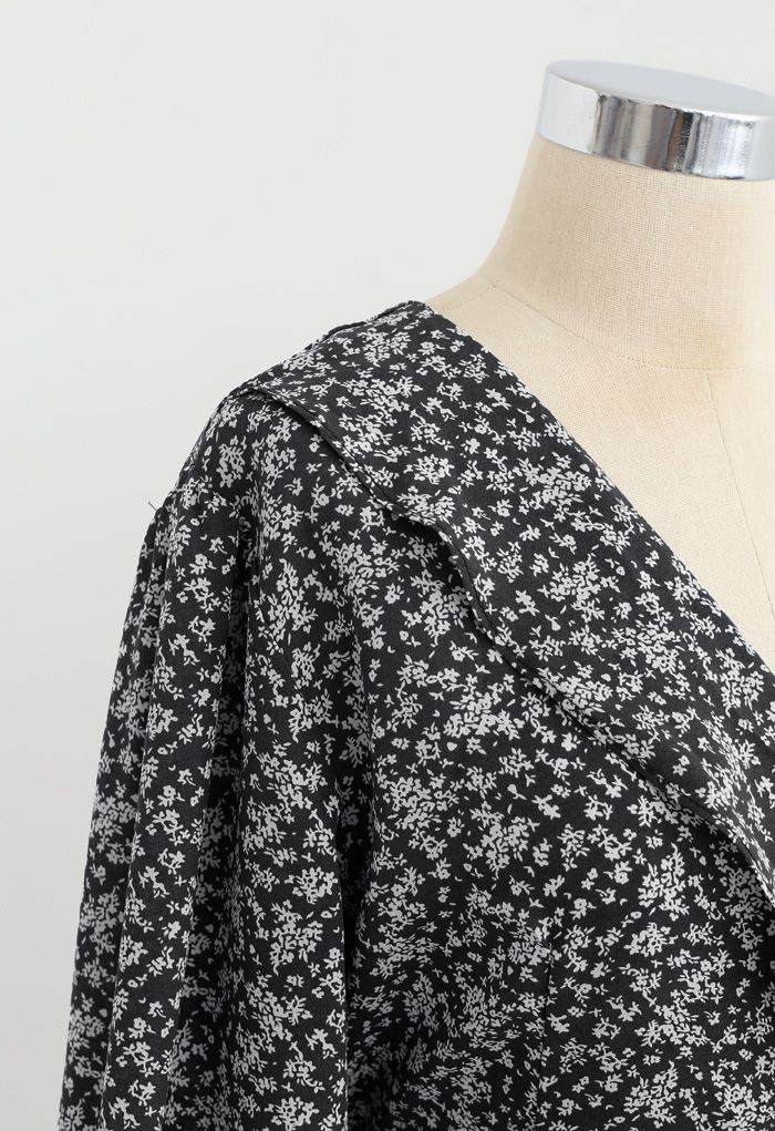 Robe asymétrique à taille nouée à petites fleurs en noir