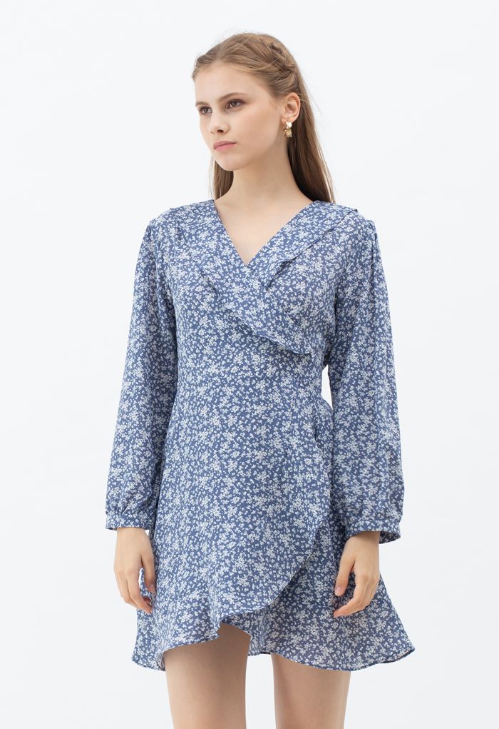 Petite robe asymétrique à taille nouée à fleurs en bleu