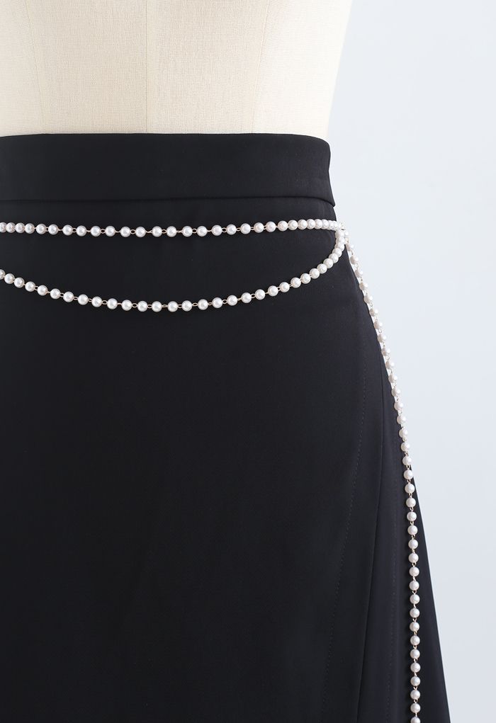 Jupe mi-longue fendue sur le devant avec chaîne Pearls en noir