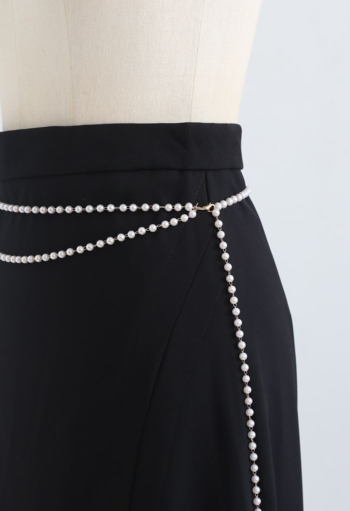 Jupe mi-longue fendue sur le devant avec chaîne Pearls en noir