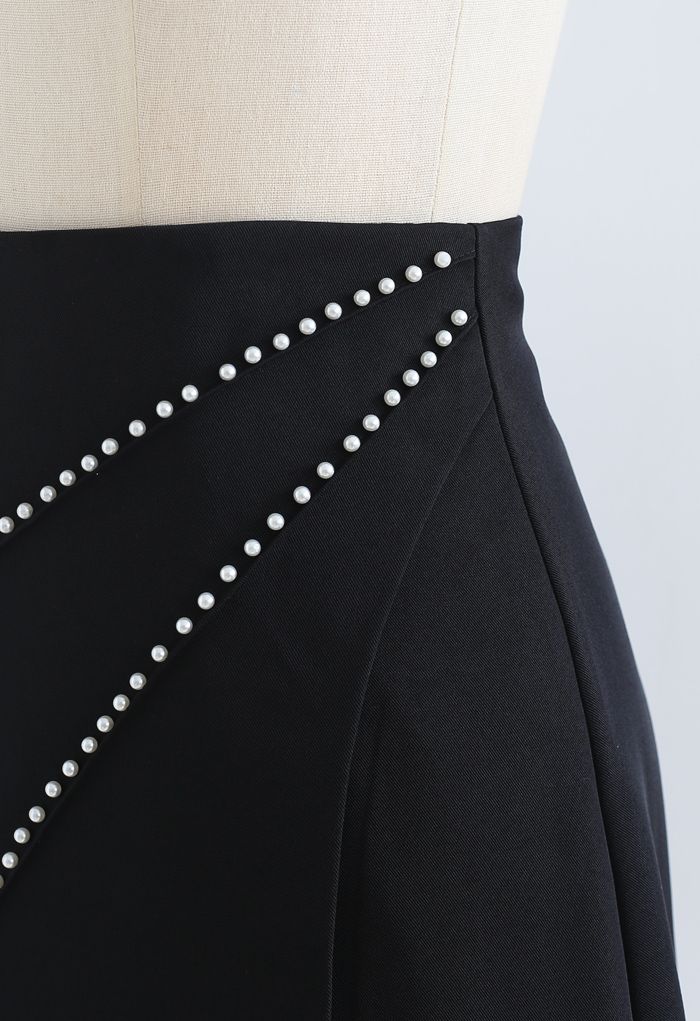 Mini-jupe à rabat ornée de perles en noir