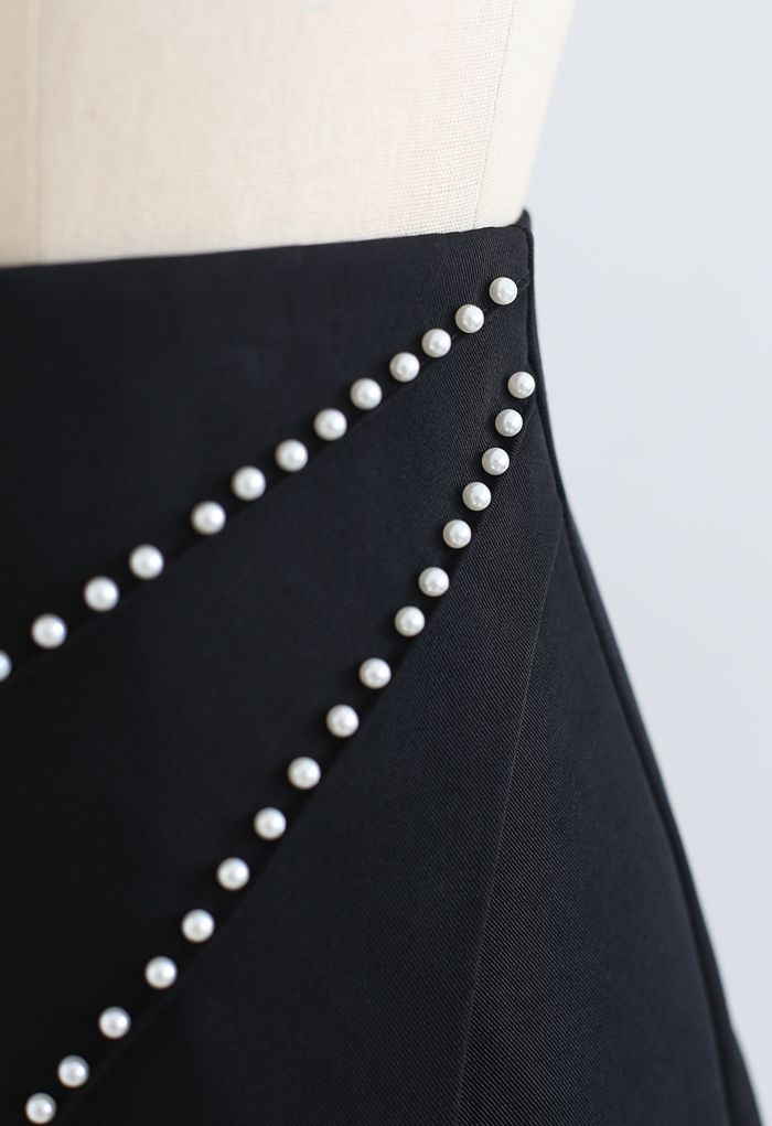 Mini-jupe à rabat ornée de perles en noir