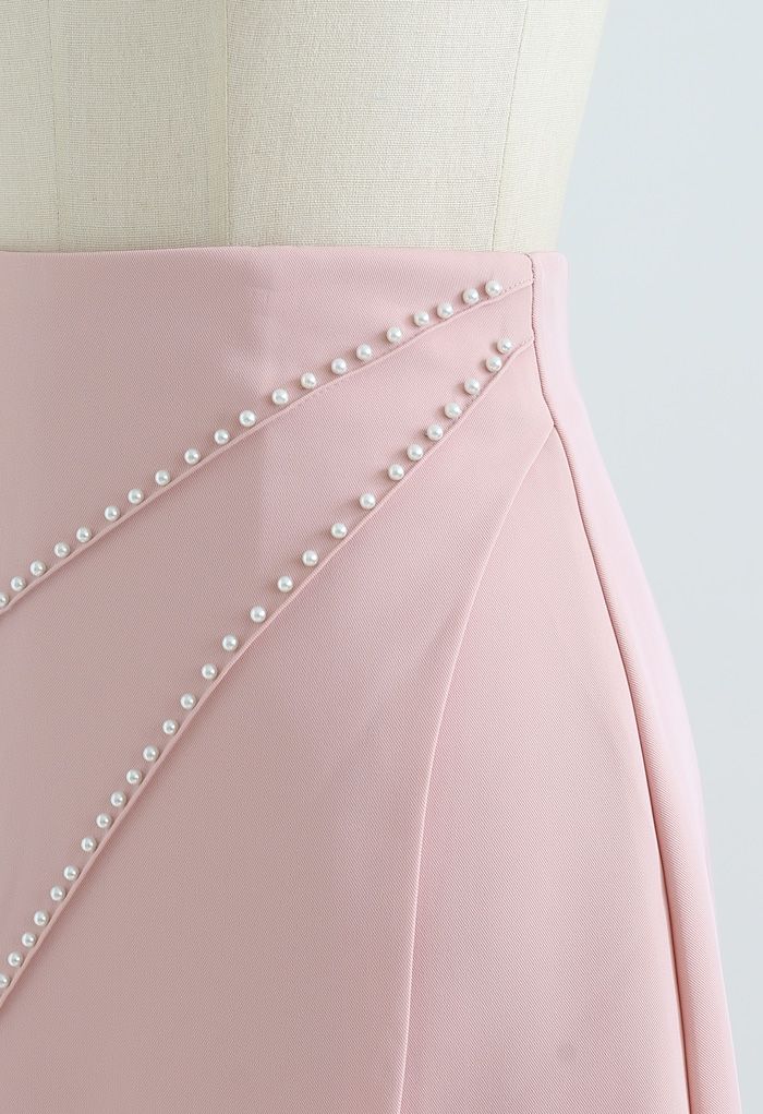 Mini-jupe à rabat ornée de perles en rose