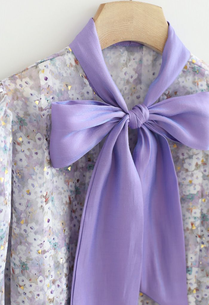 Chemise en organza à manches bouffantes et col avec nœud en violet