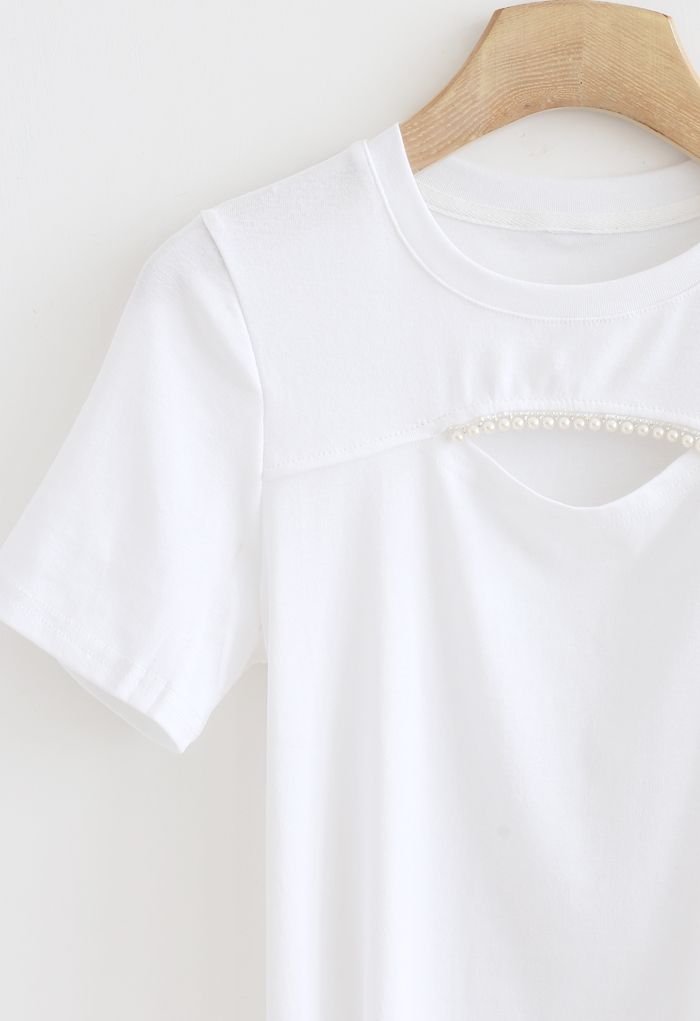 T-shirt ajusté à perles découpées sur le devant en blanc