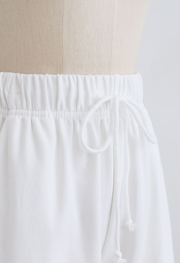 Short avec poches à cordon de serrage et ourlet replié en blanc