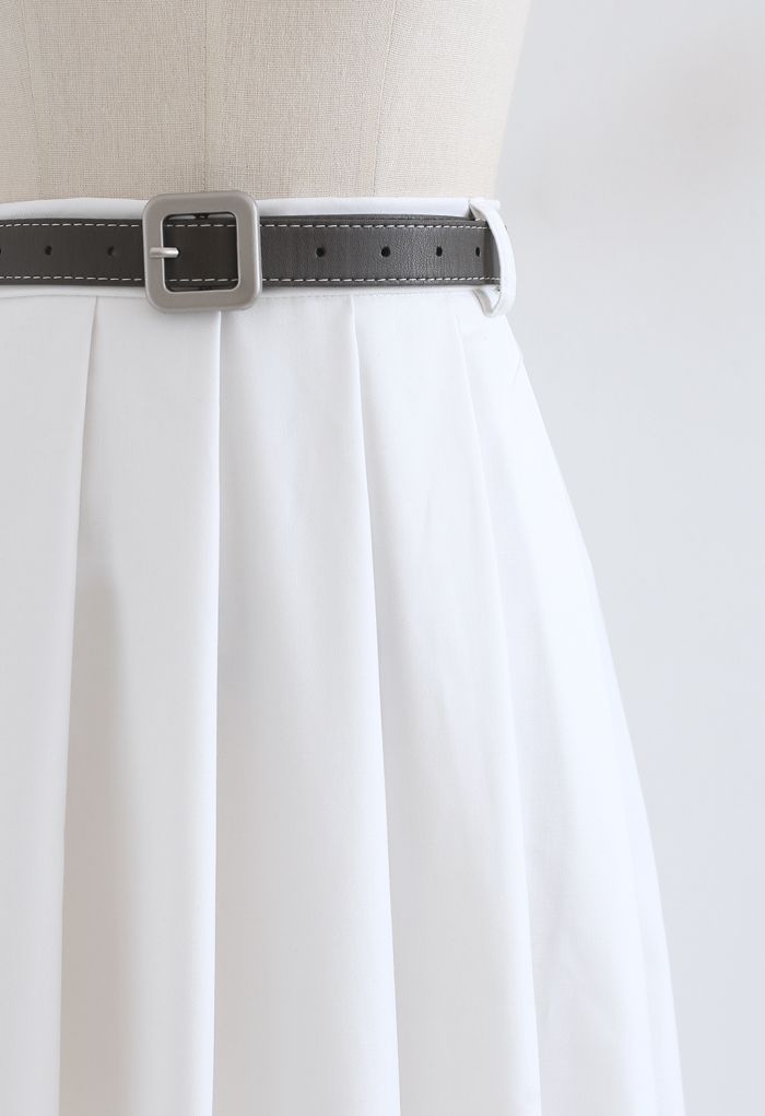 Jupe mi-longue plissée à ceinture classique en blanc