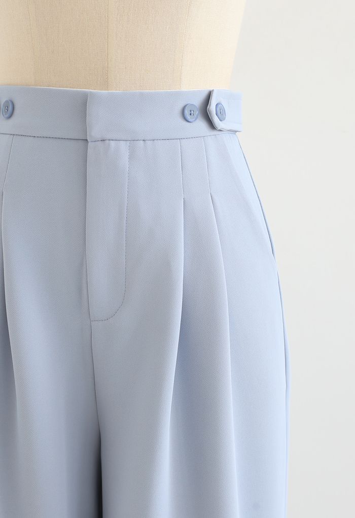 Pantalon droit à taille boutonnée en bleu poussiéreux