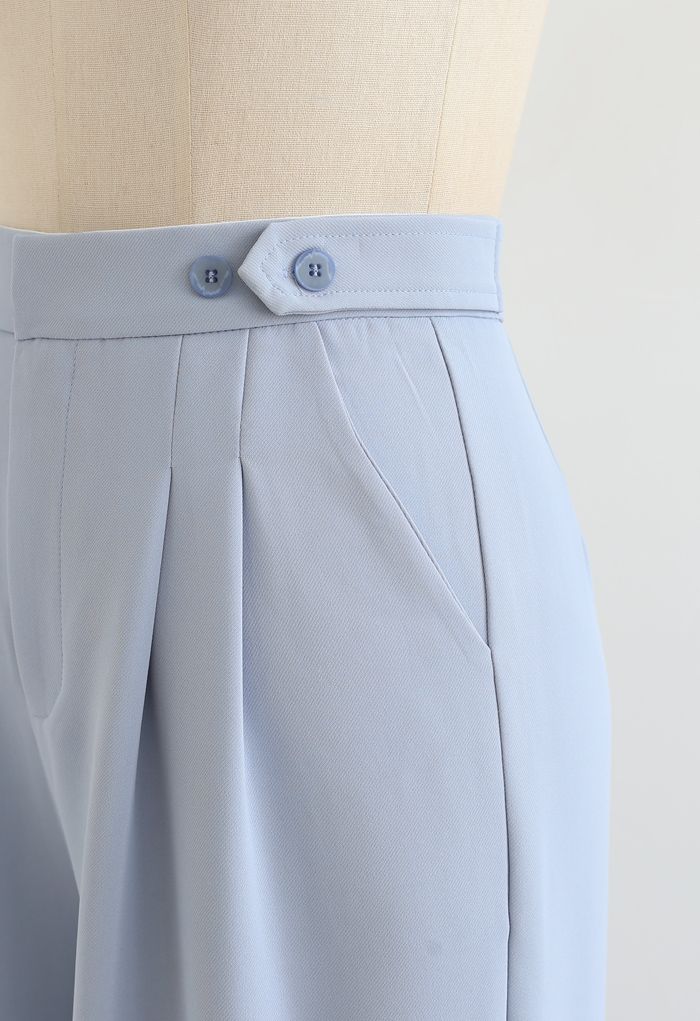 Pantalon droit à taille boutonnée en bleu poussiéreux