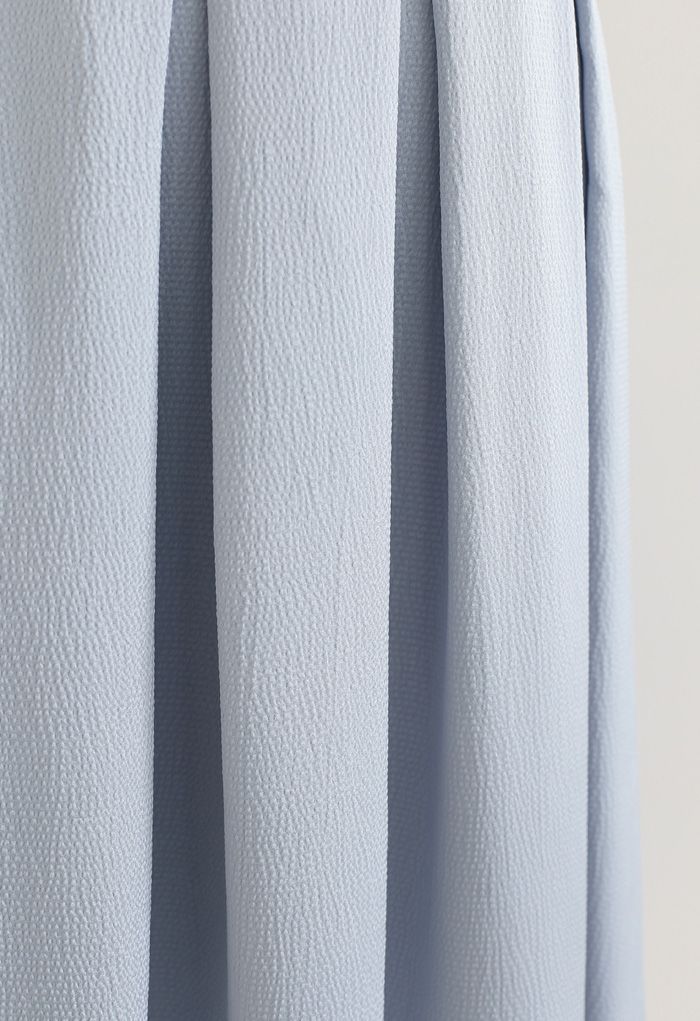 Jupe mi-longue plissée texturée polie en bleu poussiéreux