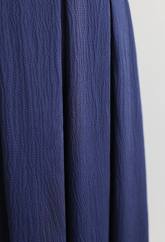 Jupe mi-longue plissée texturée polie en bleu marine