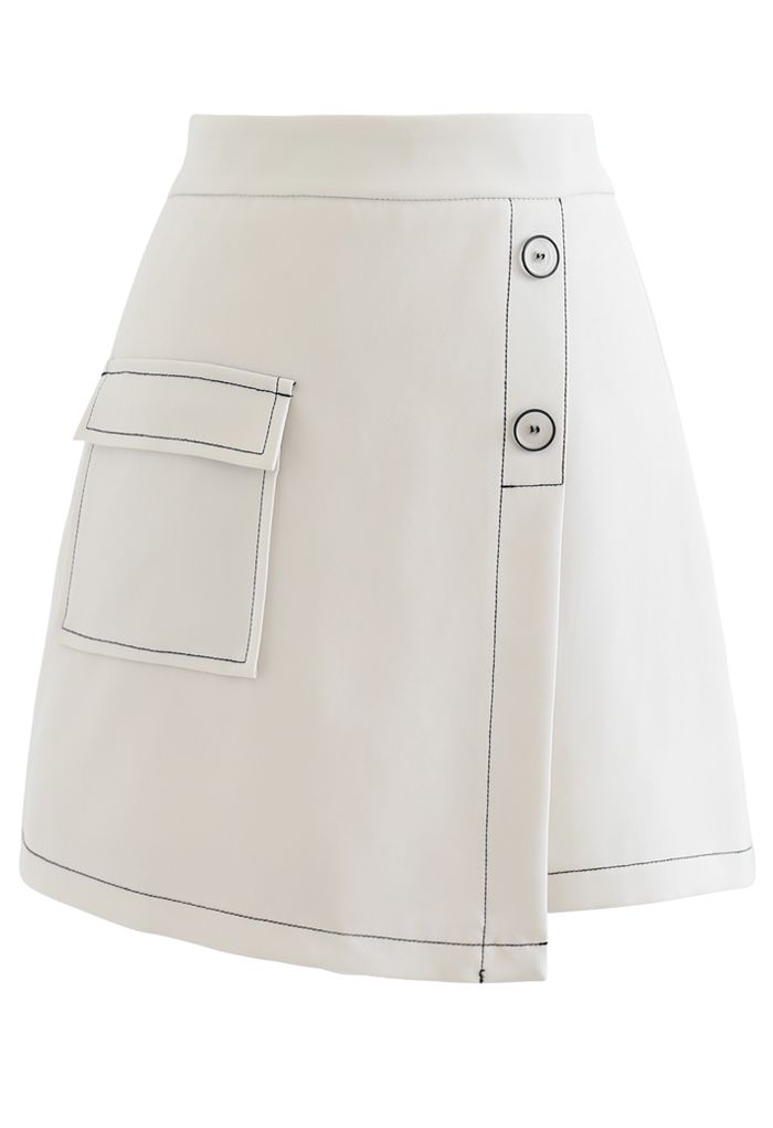 Mini-jupe boutonnée à rabat avec ligne contrastante en ivoire