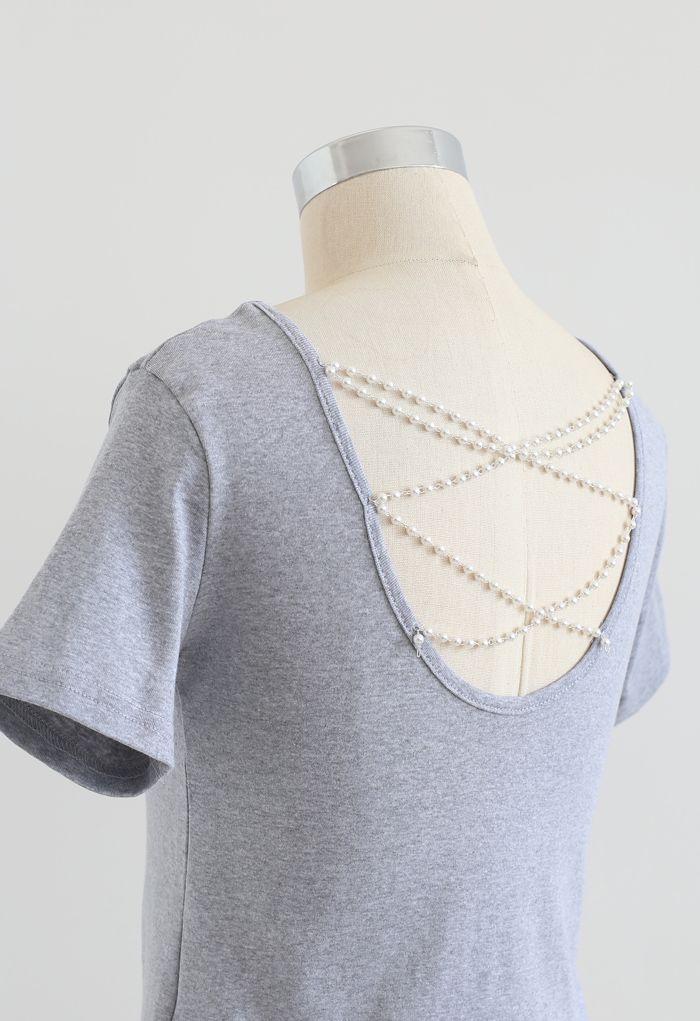 T-shirt court à chaîne de perles croisées en gris