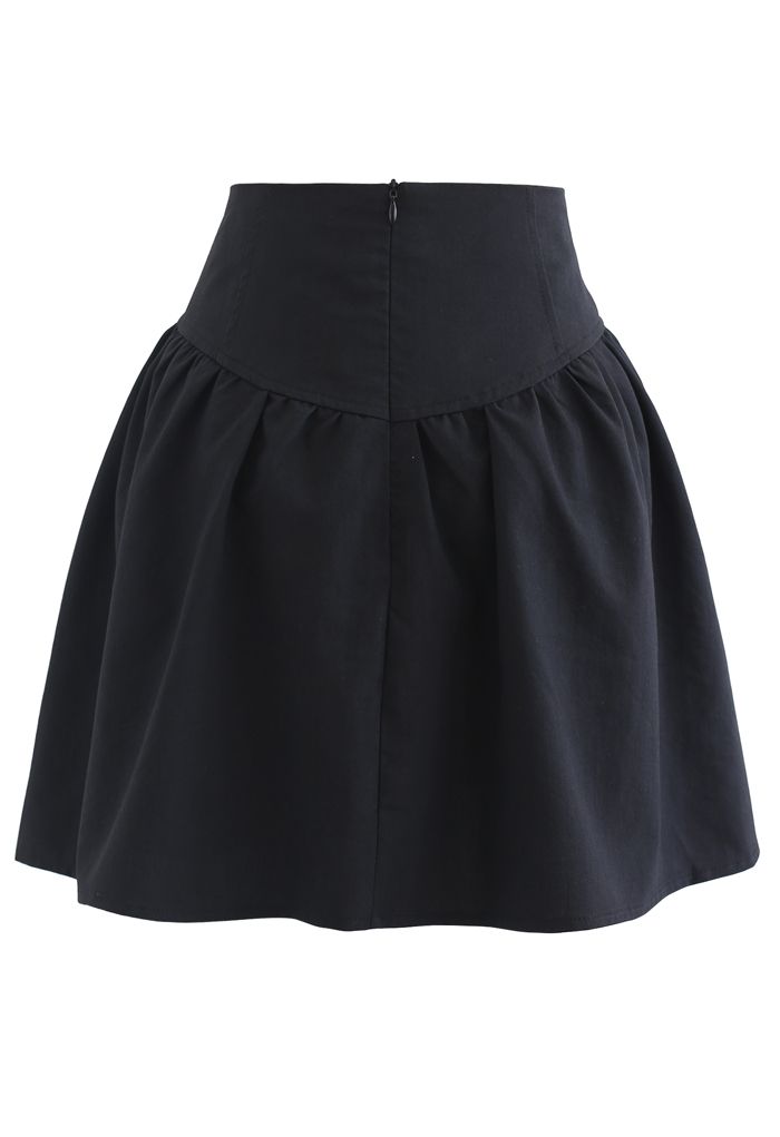 Mini-jupe taille haute à bordure boutonnée en noir