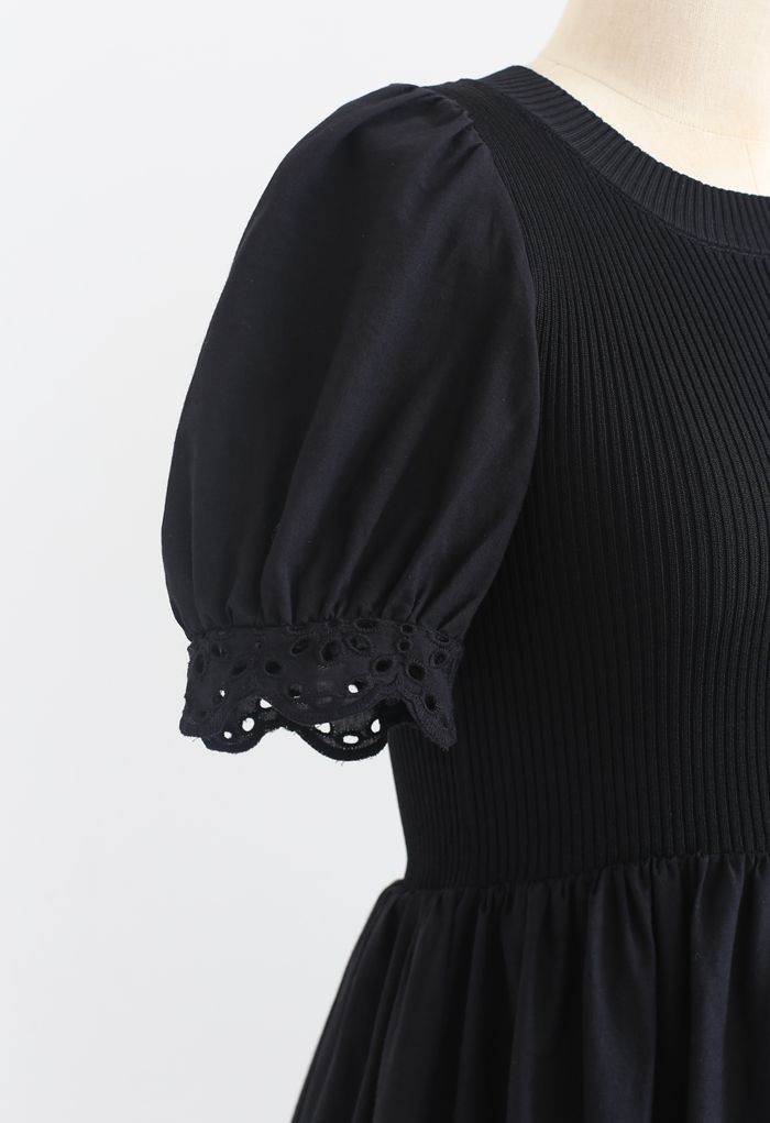 Robe en tricot à manches courtes et œillets brodés en noir