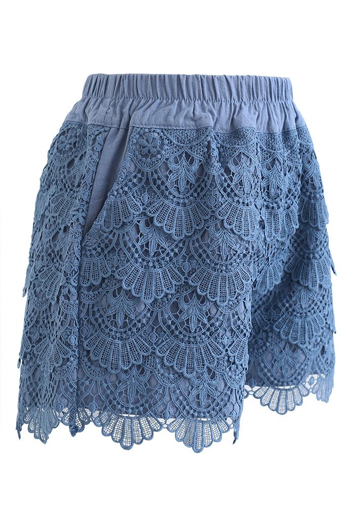 Short superposé au crochet festonné en bleu
