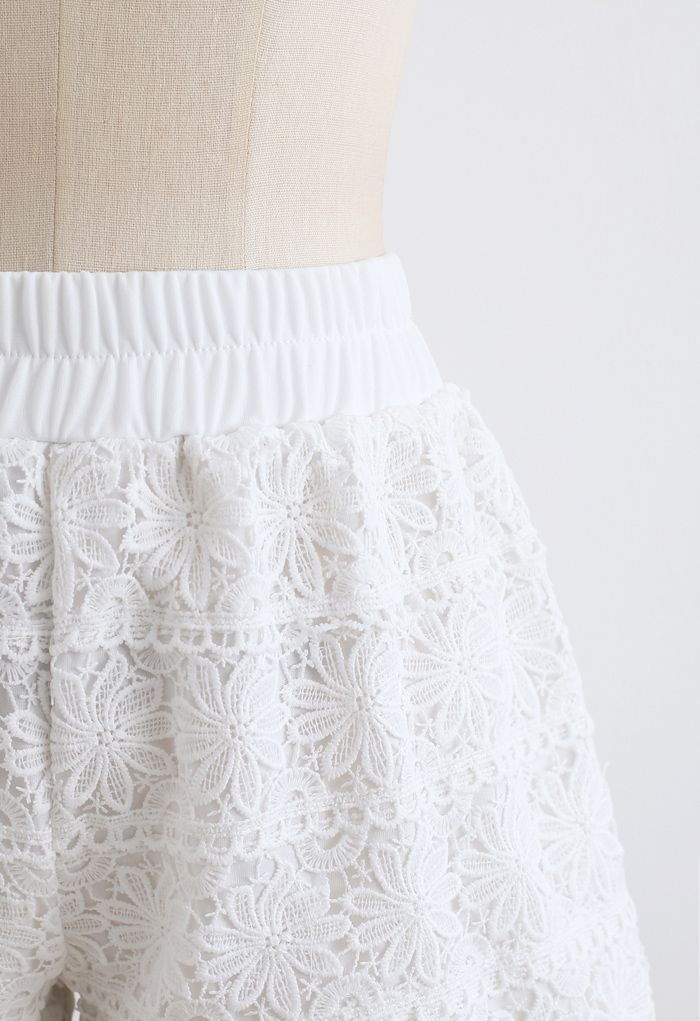 Short superposé en crochet tournesol en blanc
