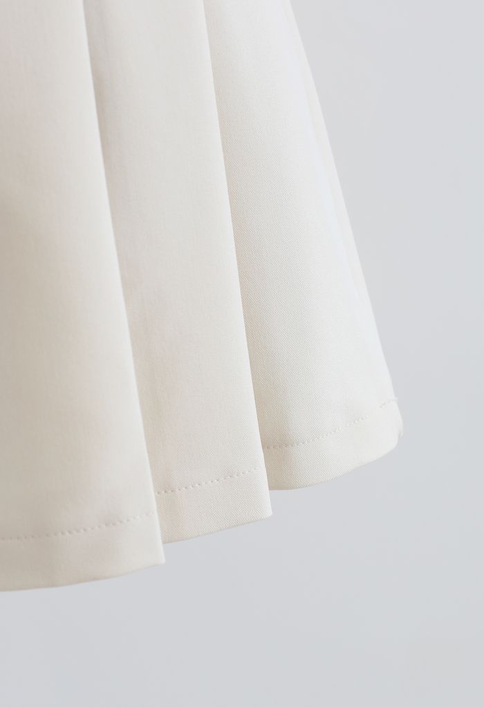 Short plissé avec poches latérales en crème