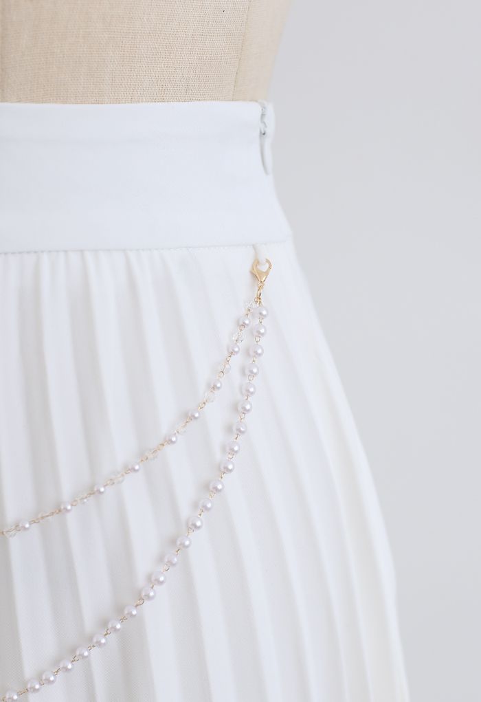 Jupe mi-longue plissée à chaîne drapée en blanc