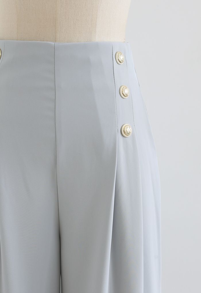 Pantalon plissé orné de boutons en bleu clair