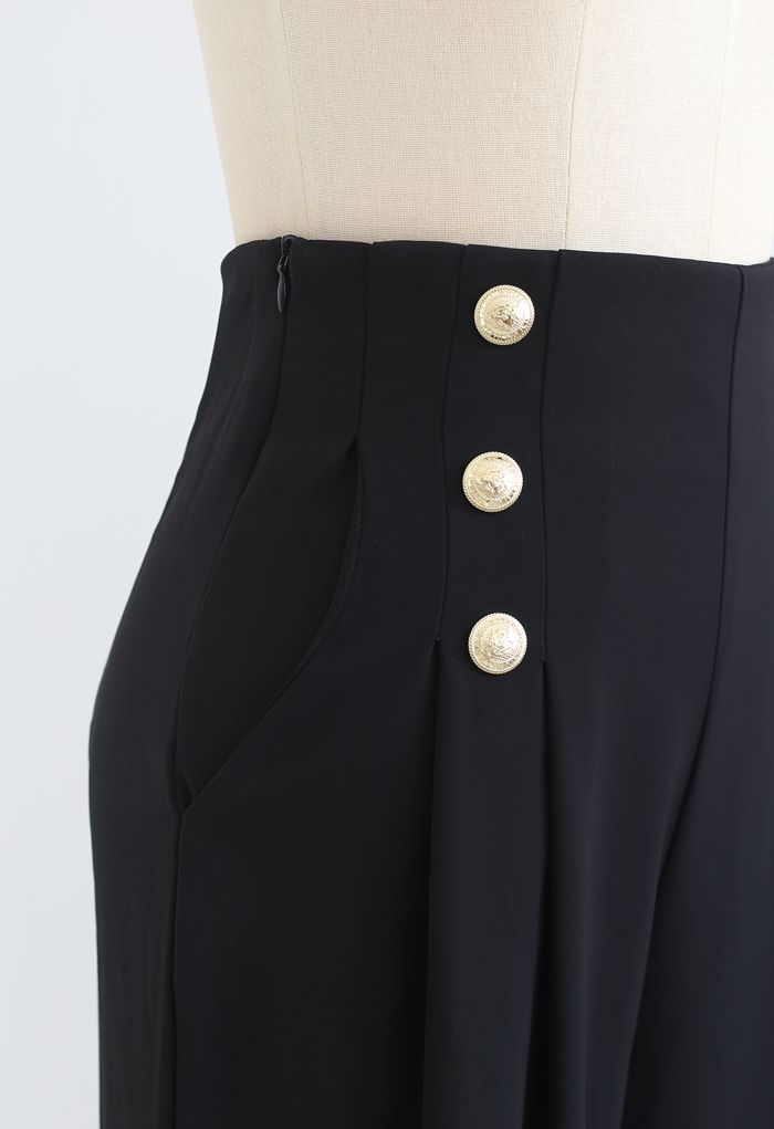 Pantalon plissé orné de boutons en noir