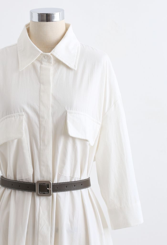 Robe chemise boutonnée en coton ceinturée en blanc