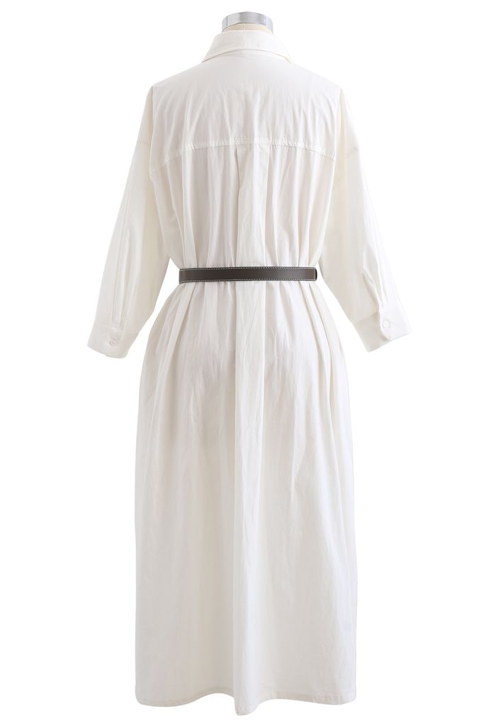 Robe chemise boutonnée en coton ceinturée en blanc