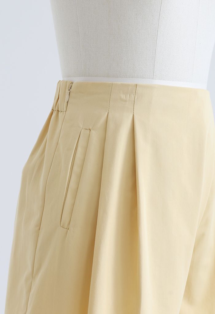 Short plissé à taille haute avec poche zippée sur le côté en jaune