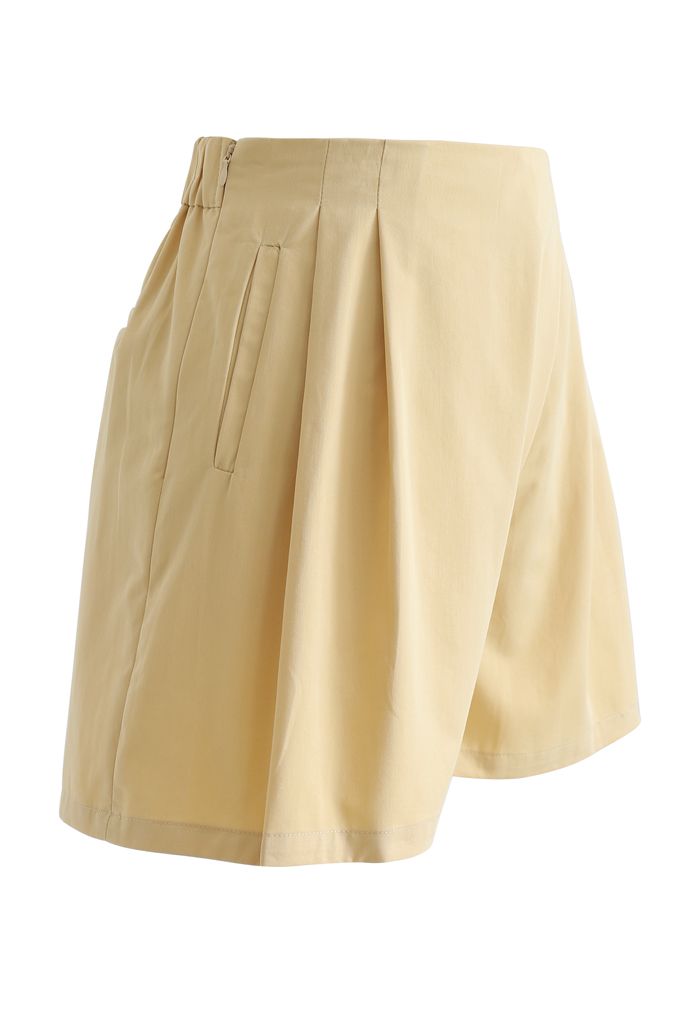 Short plissé à taille haute avec poche zippée sur le côté en jaune