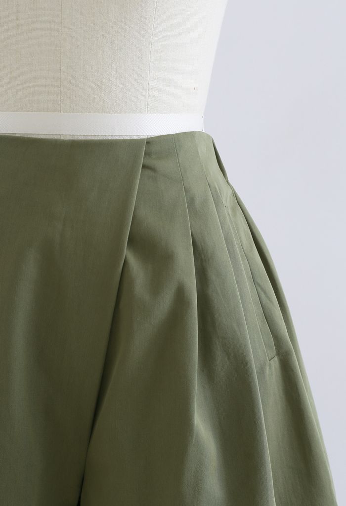 Short plissé à taille haute avec poche zippée sur le côté en vert armée