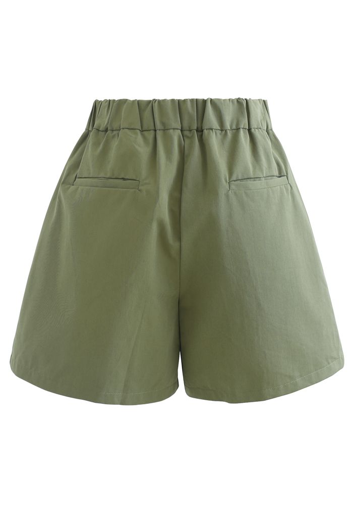 Short plissé à taille haute avec poche zippée sur le côté en vert armée