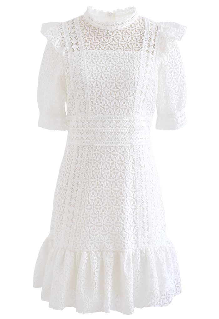 Mini-robe en crochet à col montant en blanc