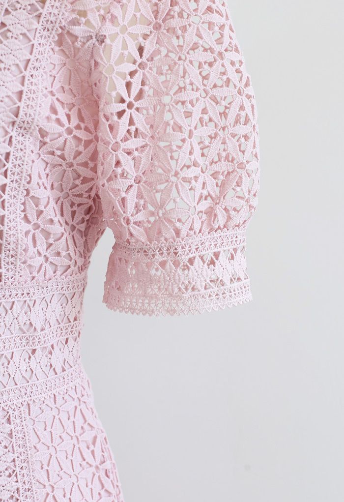 Robe courte en crochet à col montant en rose
