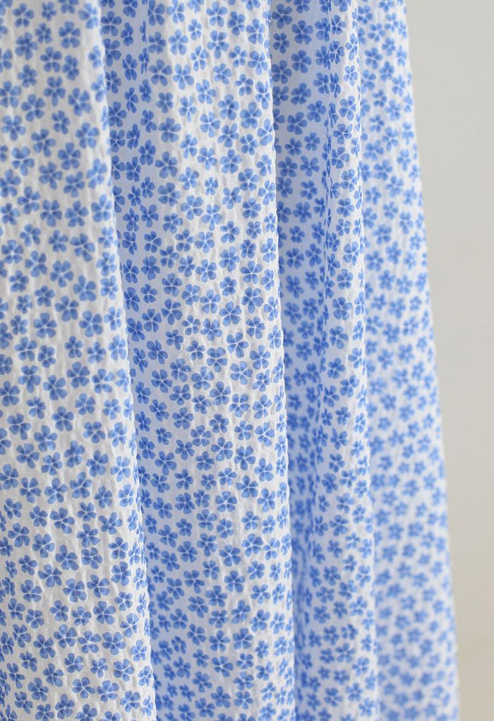 Robe nuisette bleue avec passepoil en relief fleuri