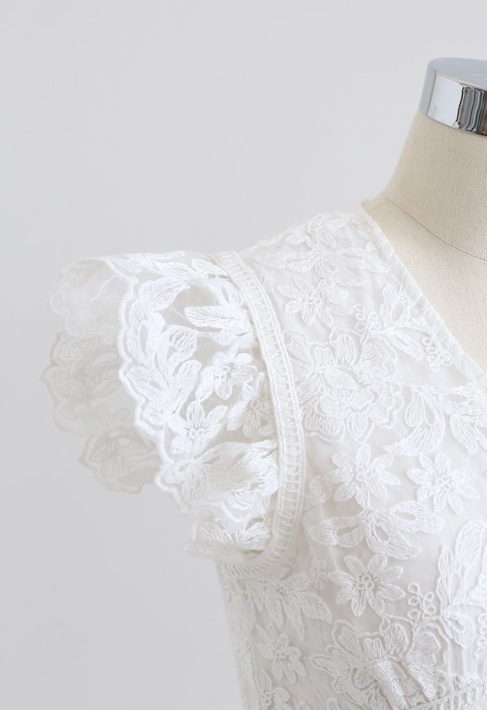 Robe courte sans manches à fleurs brodée en blanc
