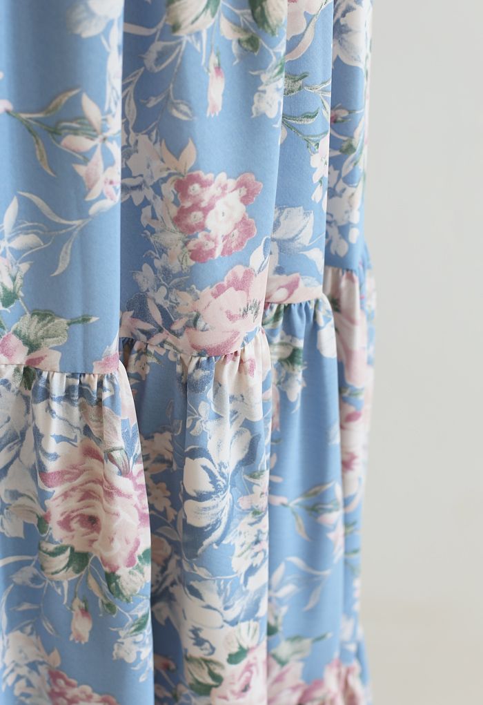 Robe cache-cœur à fleurs luxueuses en bleu