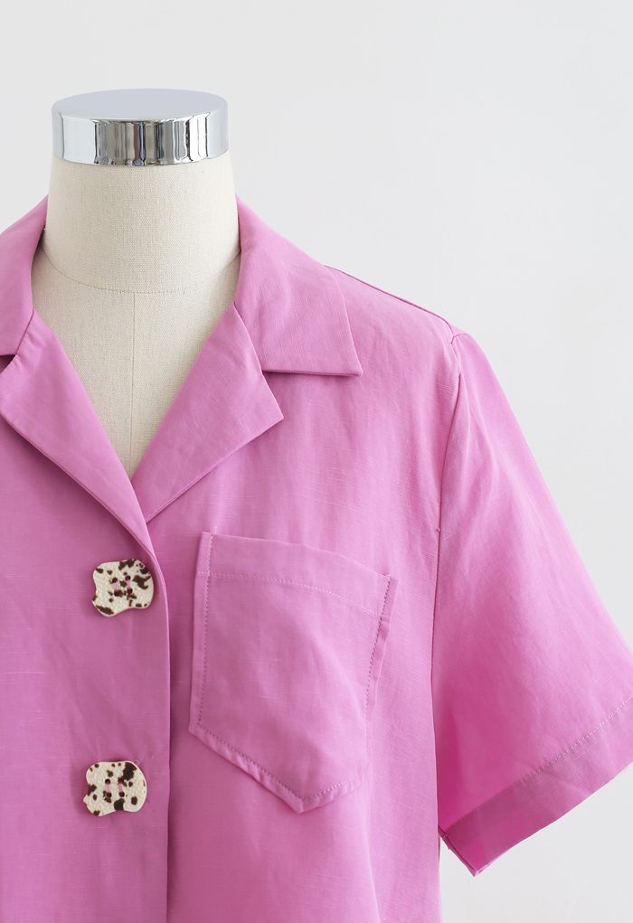 Chemise courte boutonnée avec poche à revers cranté en rose