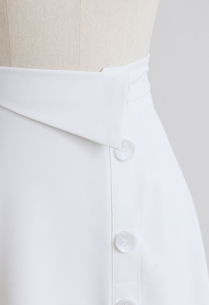 Jupe mi-longue asymétrique ornée de boutons en blanc