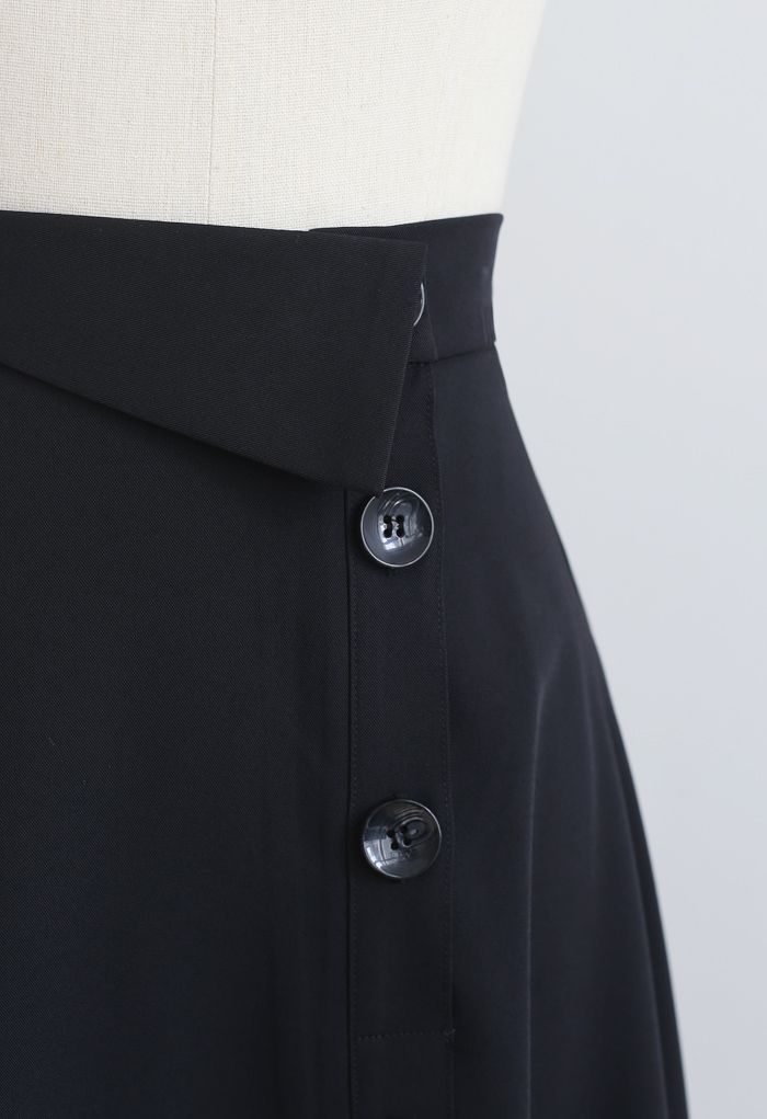 Jupe mi-longue asymétrique ornée de boutons en noir