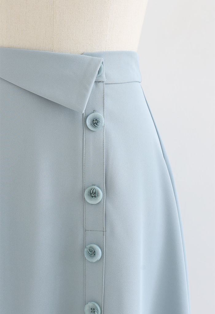 Jupe mi-longue asymétrique ornée de boutons en bleu clair