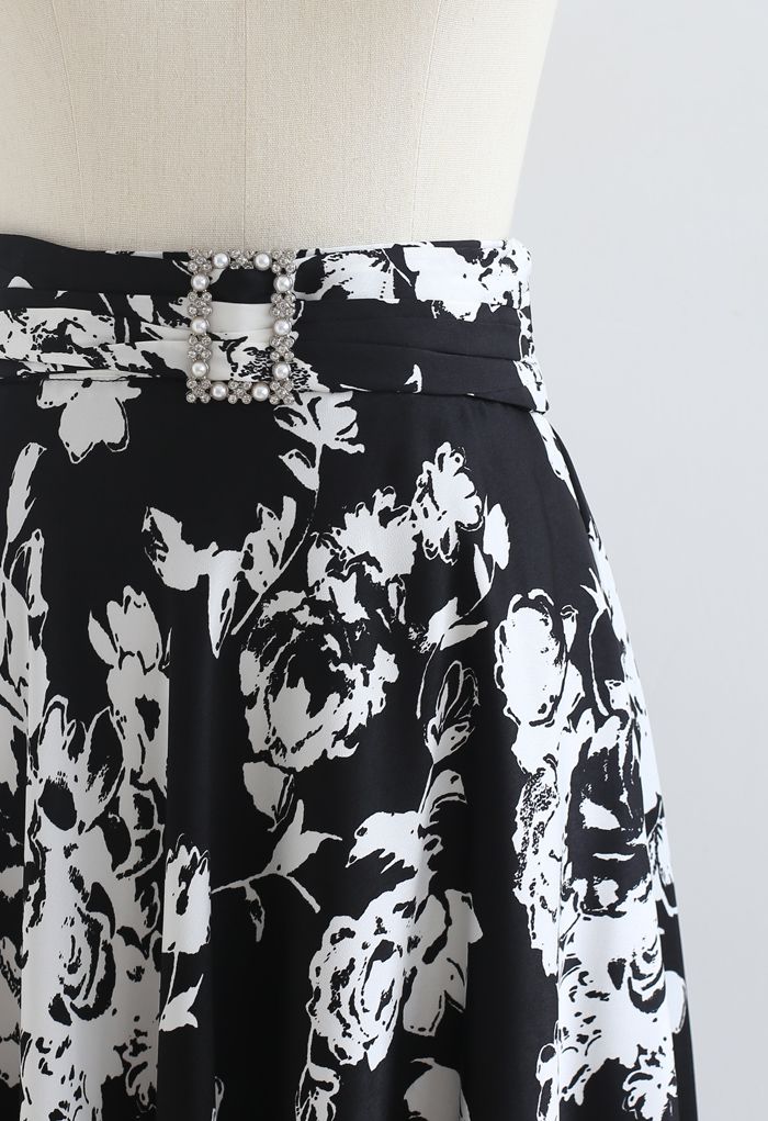 Jupe mi-longue à imprimé floral et croquis avec broche en noir
