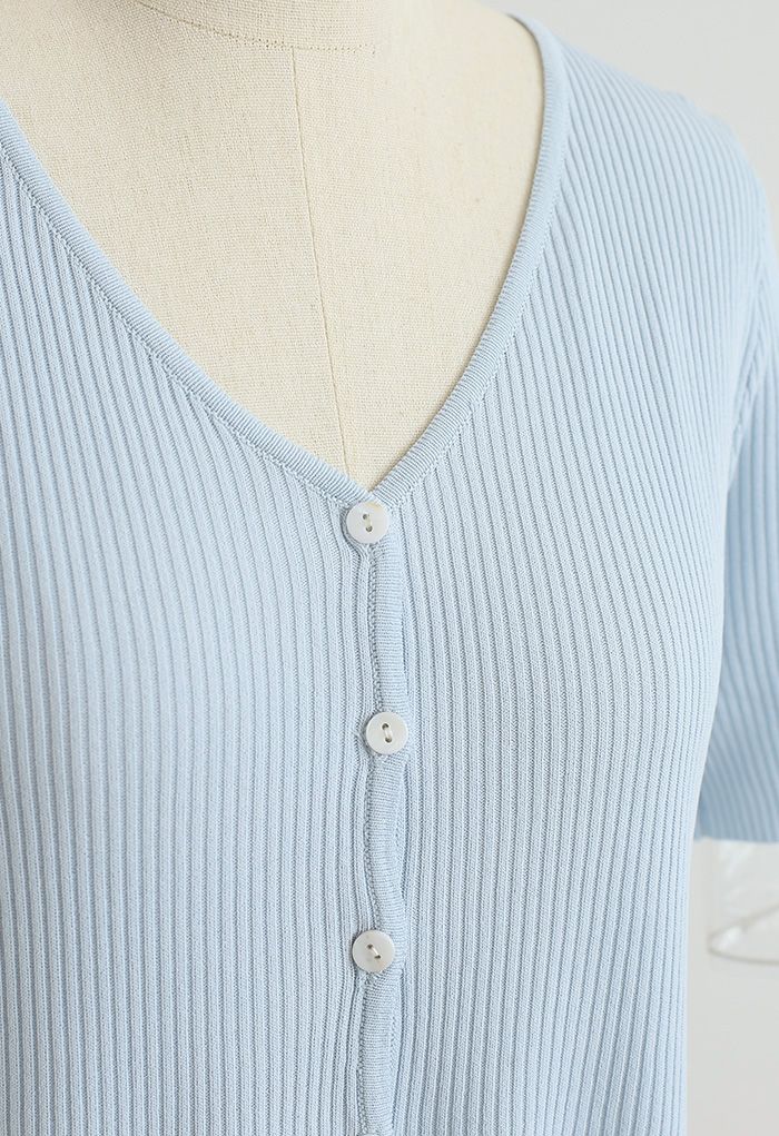 Haut en tricot côtelé à manches courtes et col en V boutonné en bleu bébé