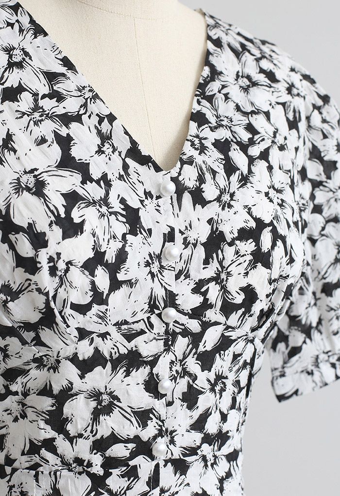 Gentle Blossom Mini Robe Boutonnée à Col en V en Noir
