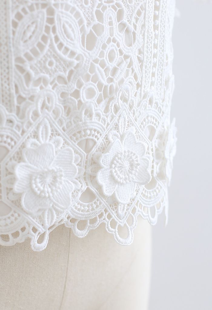 Haut court en crochet à fleurs 3D en blanc