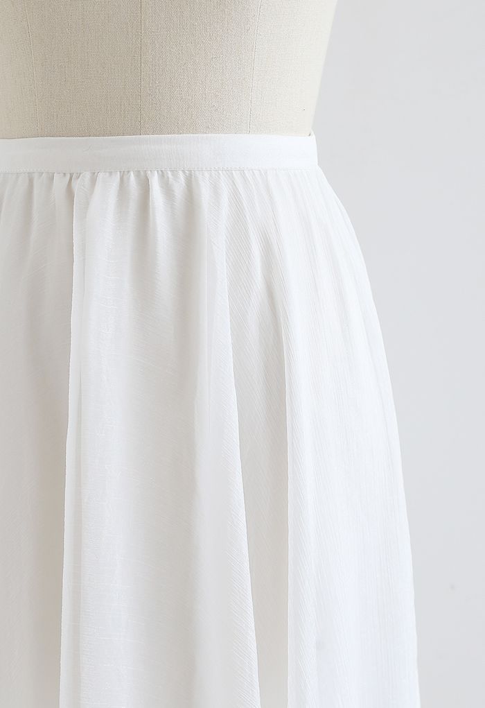 Jupe mi-longue plissée semi-transparente Subtle Shimmer en blanc