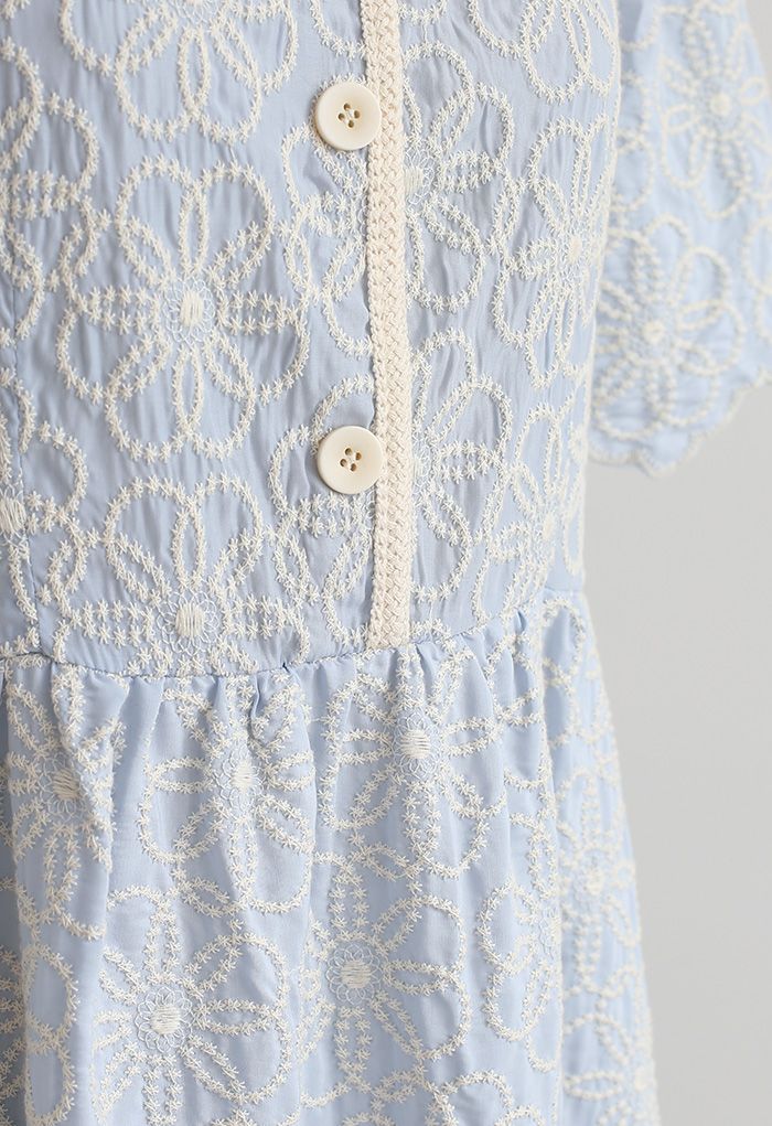 Robe festonnée à boutons brodés pleine fleur en bleu bébé